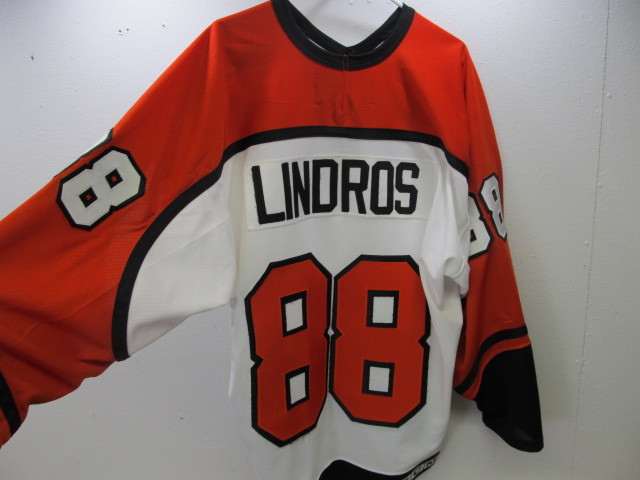 lot 77 image: Eric Lindros Flyers Jersey