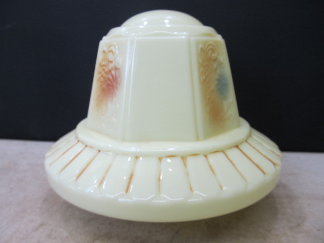 lot 87 image: Antique Yellow Custard Glass Lamp Shade