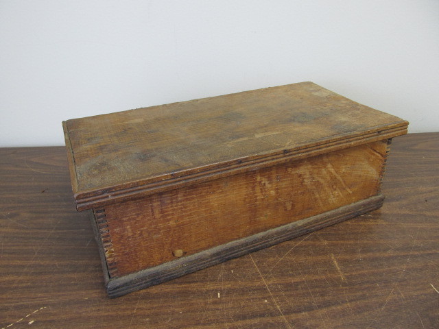 lot 95 image: Antique Dovetailed Boys Favorite Tool Chest