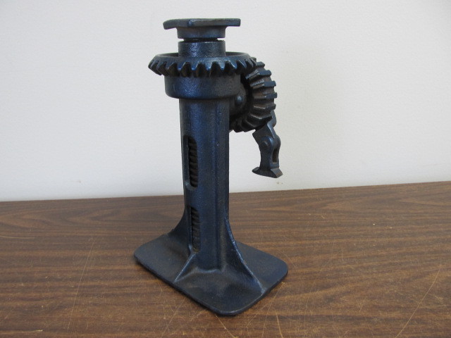 lot 105 image: Vintage 10 Screw Jack