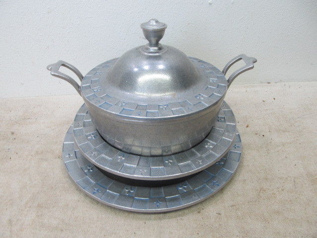 lot 130 image: Vintage WILTON Pewter Serving Set