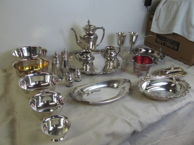 lot 131 image: Large Lot of Quality Vintage Silverplated Items