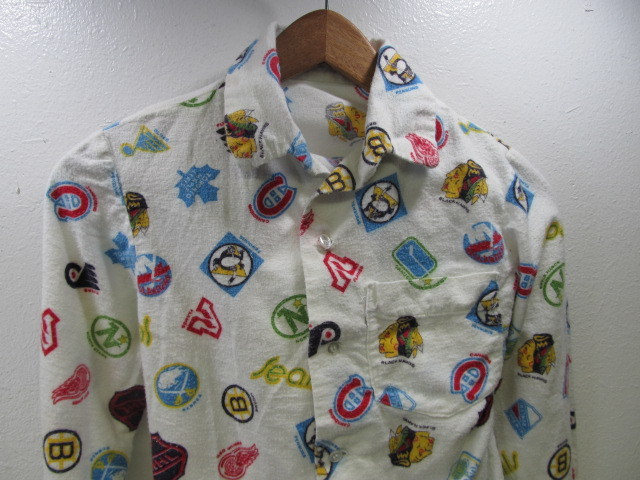 lot 139 image: Vintage 1970s NHL Hockey Childs Flannel Pajamas