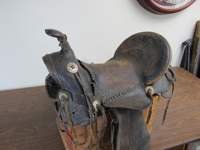 lot 1 image: Antique Leather Western Saddle