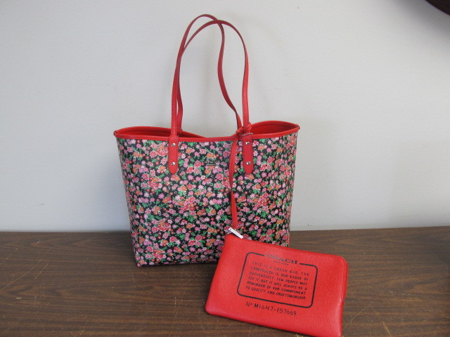lot 2 image: BRAND NEW Authentic Coach Purse
