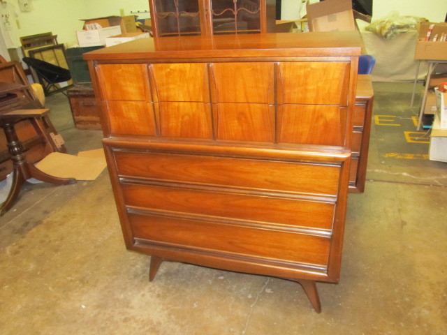 lot 4 image: Mid Century UNITED FURNITURE CO Walnut Chest of Drawers