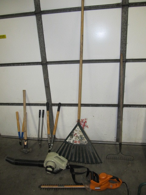 lot 107 image: Nice LandscapingYard Tool Lot