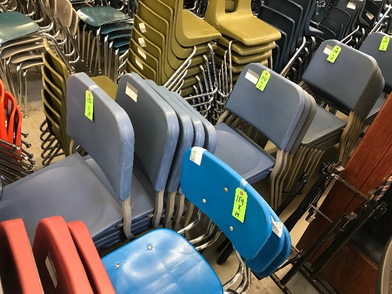 18 PLASTIC CHAIRS