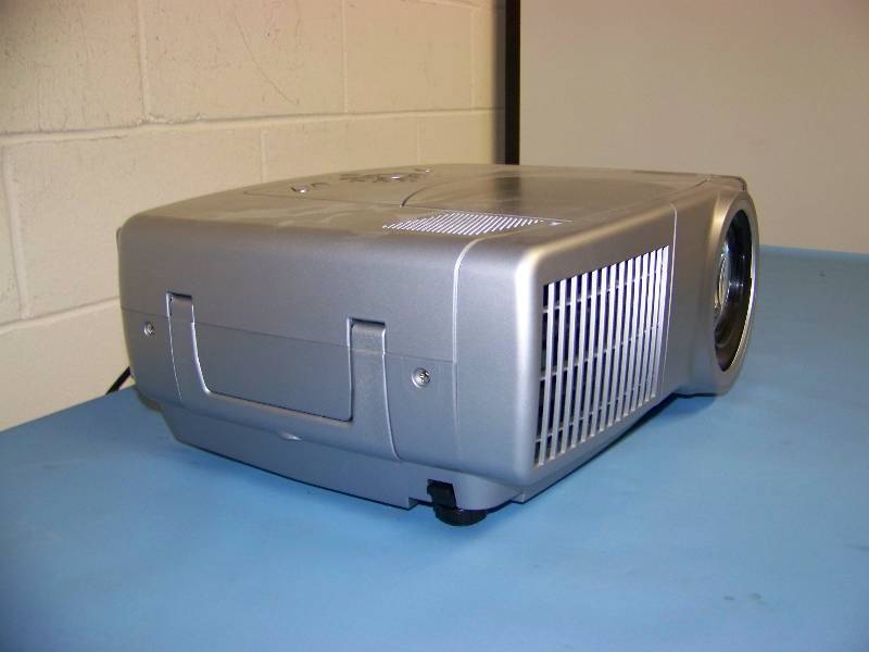 lot 32 image: Hitachi, CP-X1250, LCD Projector