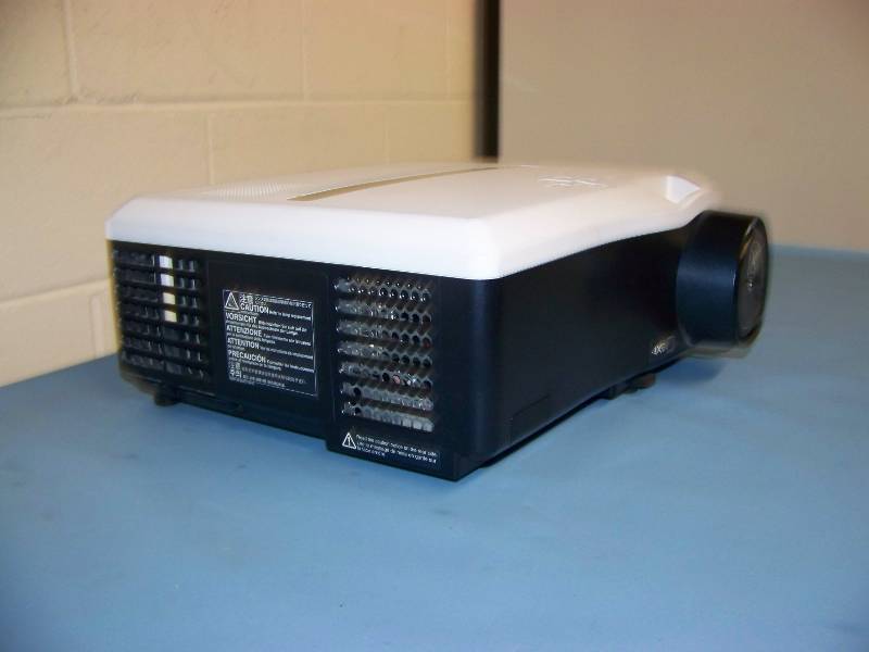 lot 36 image: Mitsubishi, HL650U, LCD Projector