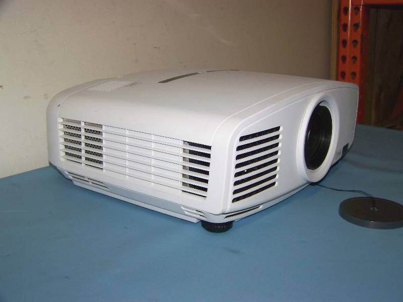 lot 35 image: Mitsubishi, XD1000U, DLP Projector