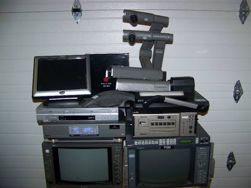 lot 96 image: Audio Video (AV) items for PARTS  REPAIR