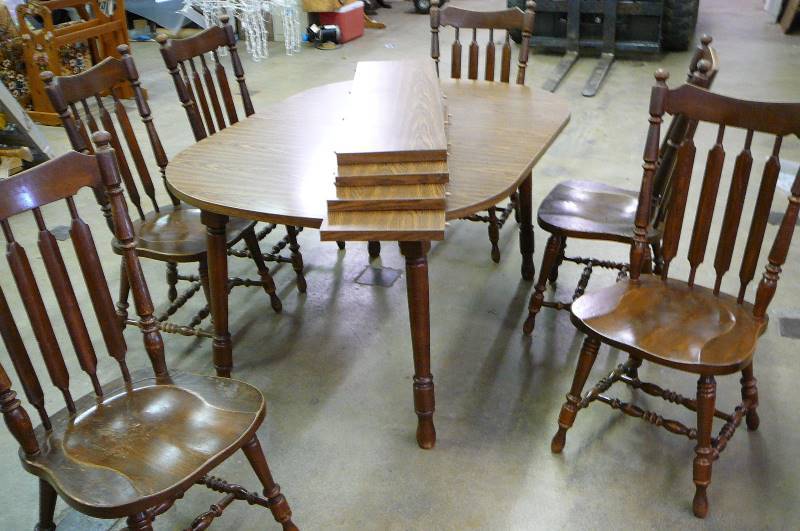 Wooden Dining Room Table & Chairs