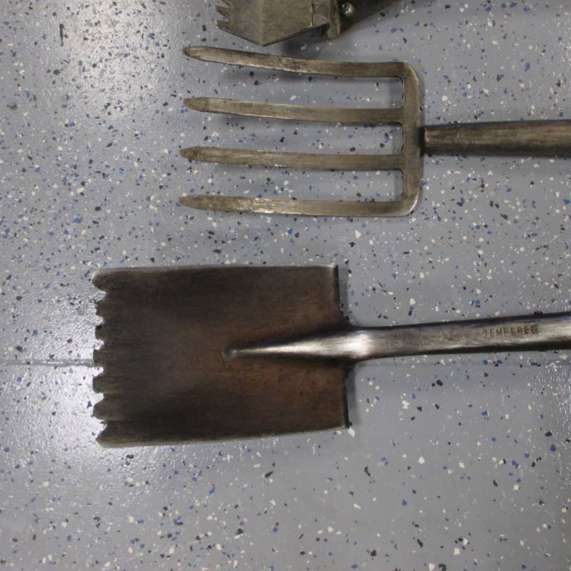 lot 17 image: (4) Shingle Removal Hand Tools