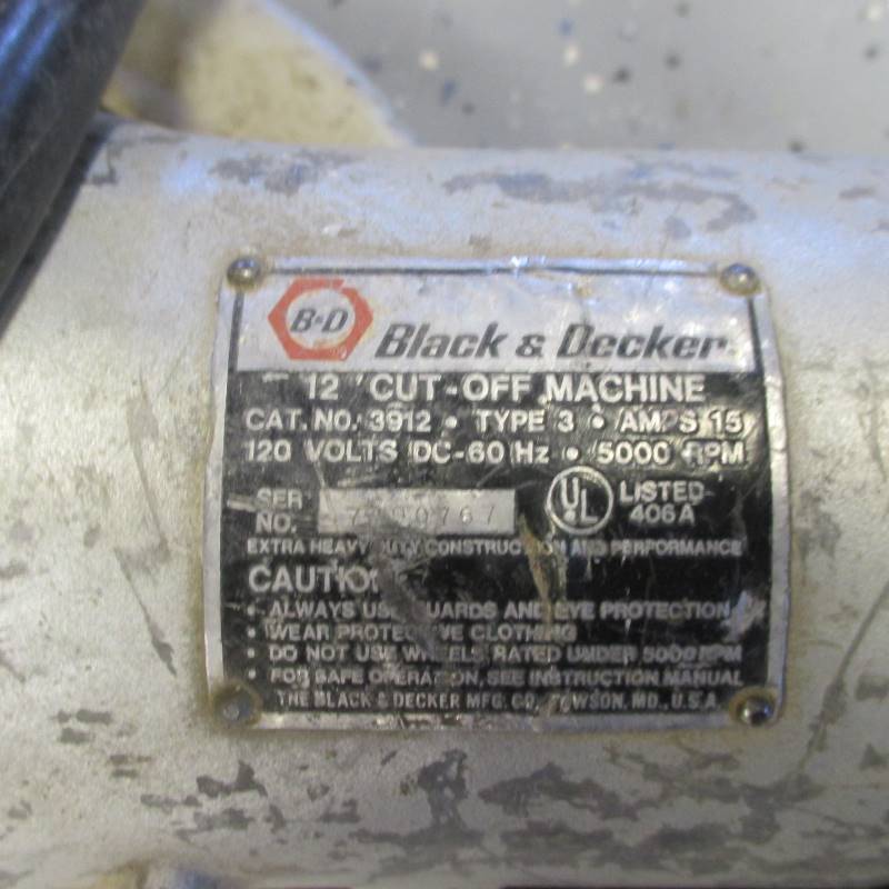 lot 21 image: Black & Decker 12 Cut Off Saw