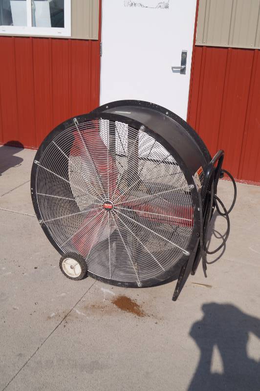 lot 21 image: Large Floor Fan