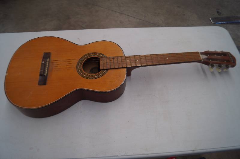 lot 91 image: Guitar