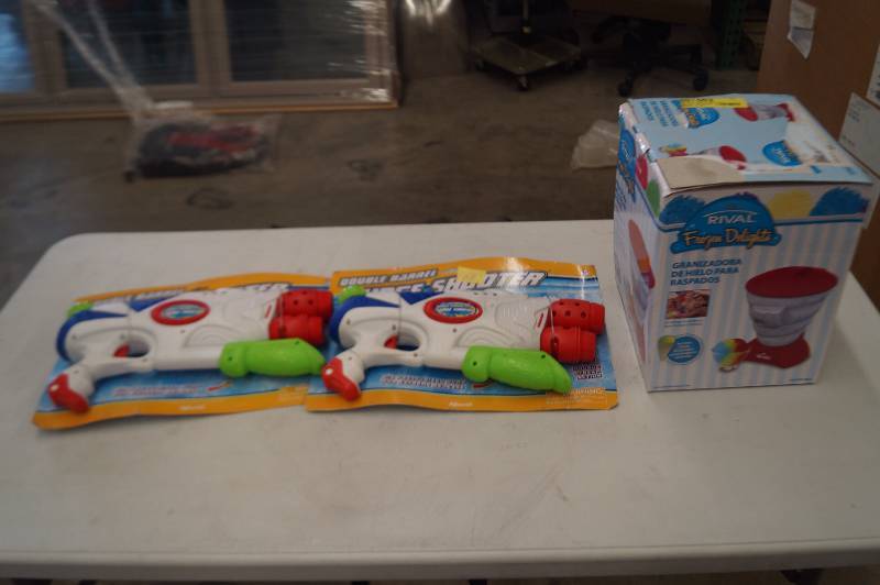 lot 114 image: Snow Cone MakerSquirt Guns