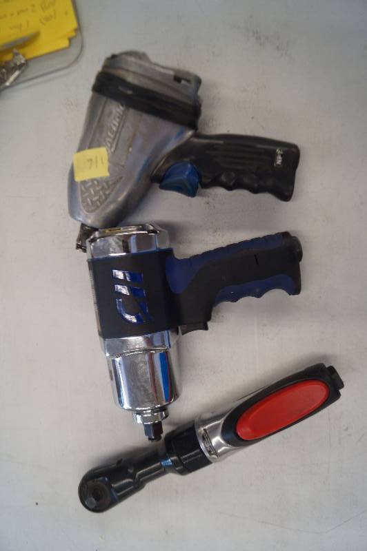 lot 116 image: Impact Wrenches