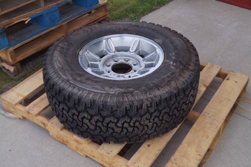 lot 135 image: Hummer TireRim