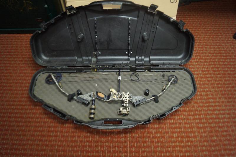 lot 149 image: Compound Bow & Case