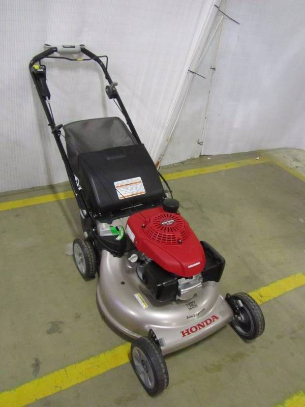 lot 2 image: Honda 21 in. 3-in-1 Variable Speed Self-Propelled Gas Mower with Blade Stop