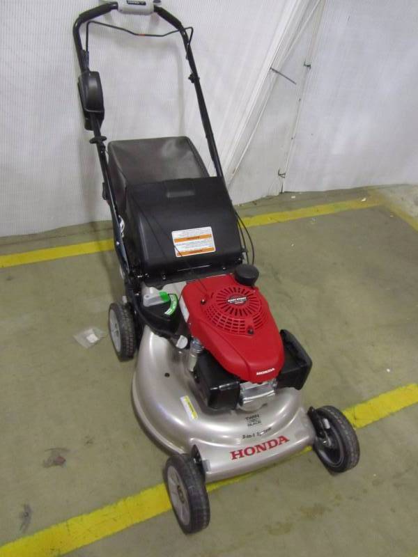 lot 3 image: Honda 21 in. Steel Deck Electric Start Gas Mower