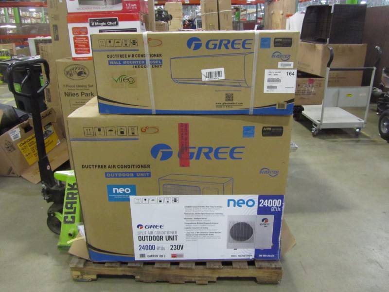 lot 81 image: Gree Air Conditioner with Heat Pump