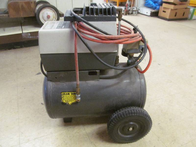 lot 25 image: air compressor