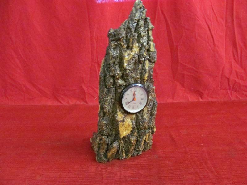 lot 47 image: clock