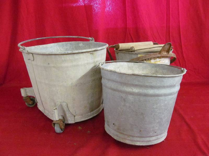 lot 74 image: bucket