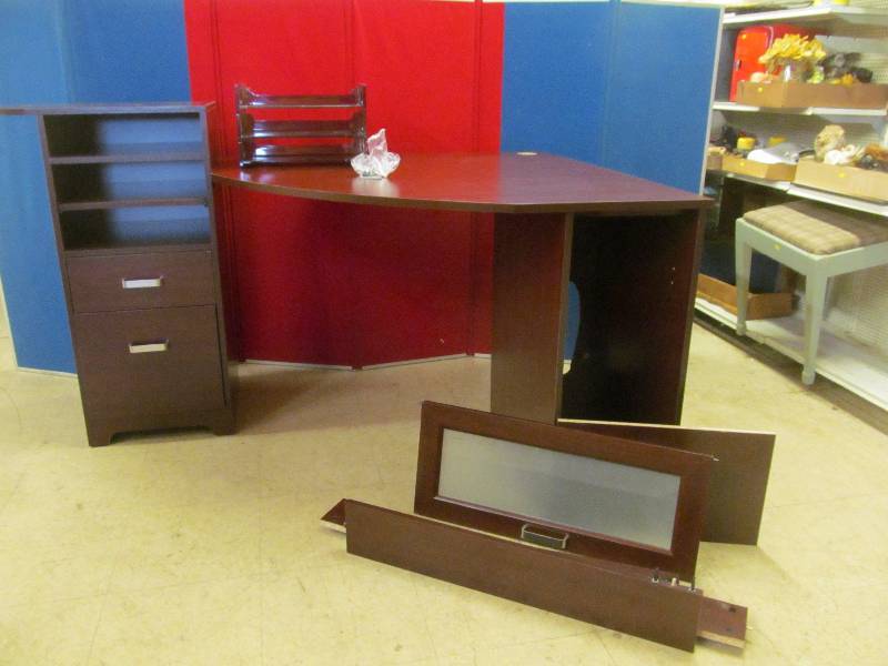 lot 99 image: desk