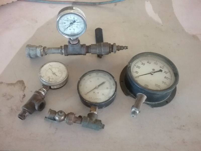lot 27 image: Lot - Gauges