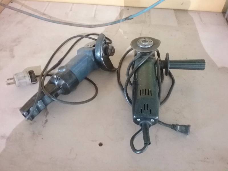 lot 29 image: Lot 4 12 Angle Grinders