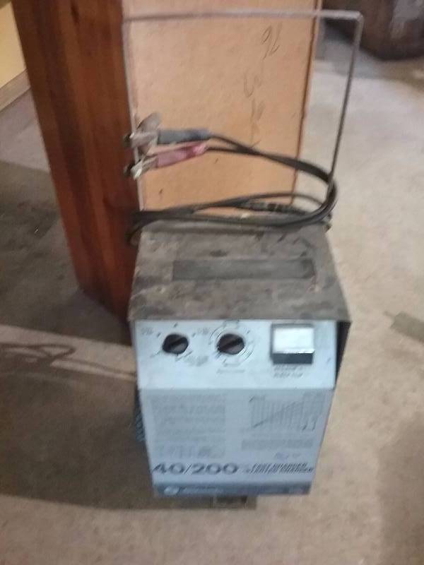 lot 43 image: Schumacher 40200 Battery Charger