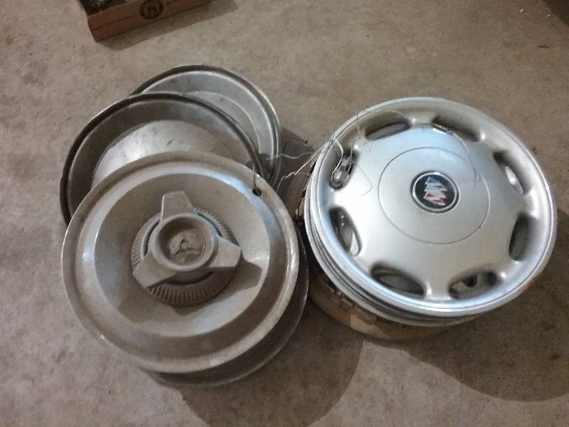 lot 48 image: Hubcaps - 1960s Chrysler Spinners, 1990s Buick