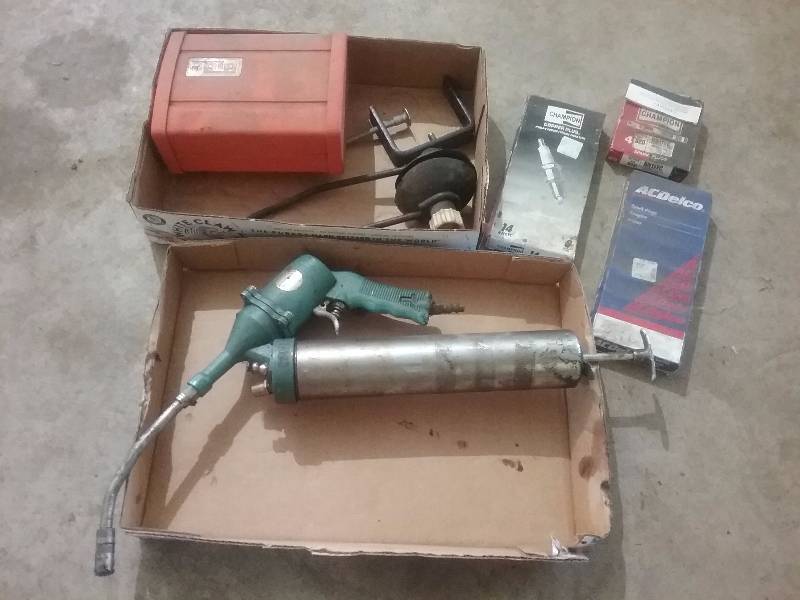 lot 57 image: Air Grease Gun & Interdynamic 12v Air Compressor