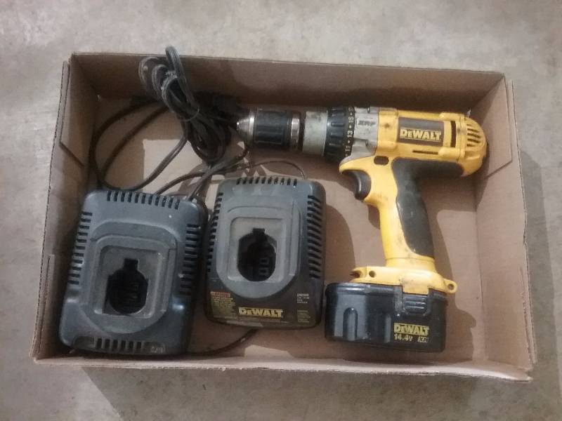 lot 58 image: Lot - Battery Chargers & Drill wBattery