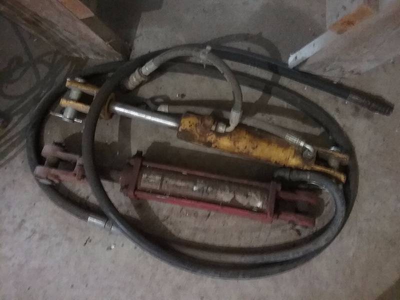 lot 64 image: Lot - (2) 12 Hydraulic Rams