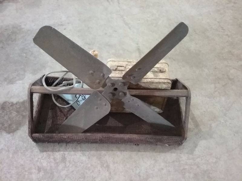 lot 75 image: Lot - Vintage Metal Tool Tray, Lunch Box, Heat Gun, etc