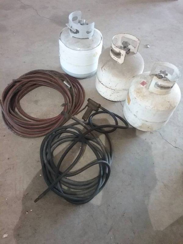 lot 82 image: Lot - 20lb Propane Tanks & Hoses