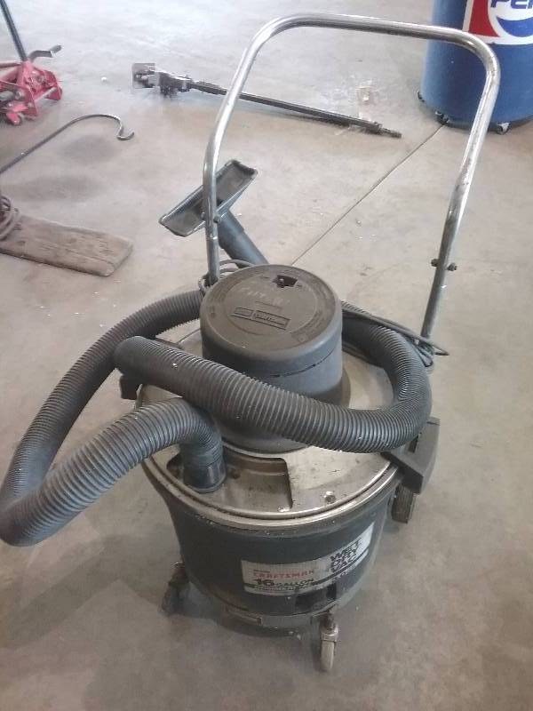 lot 98 image: Craftsman 16 Gallon Wet Dry Vac - Commercial