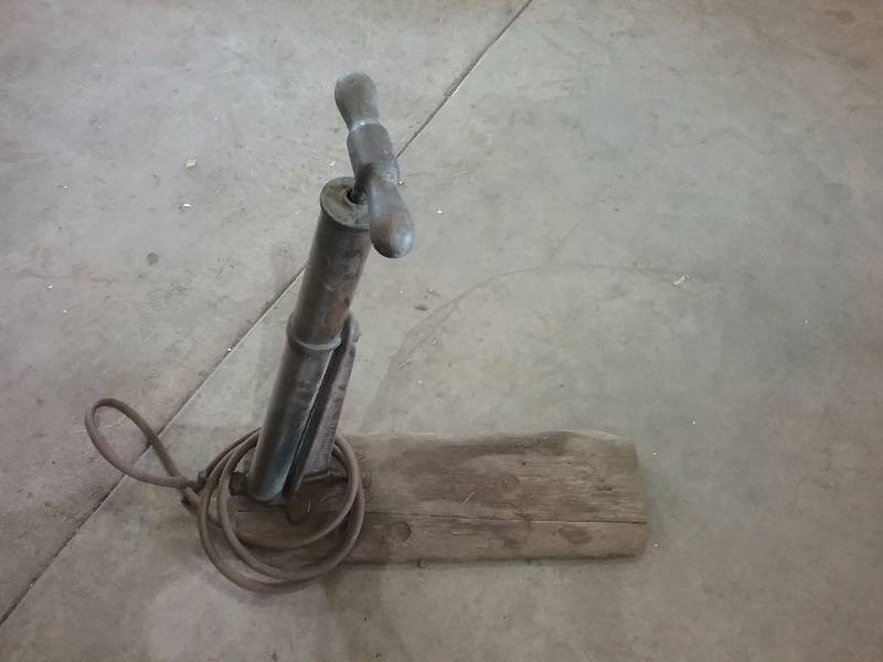 lot 100 image: Vintage Air Pump