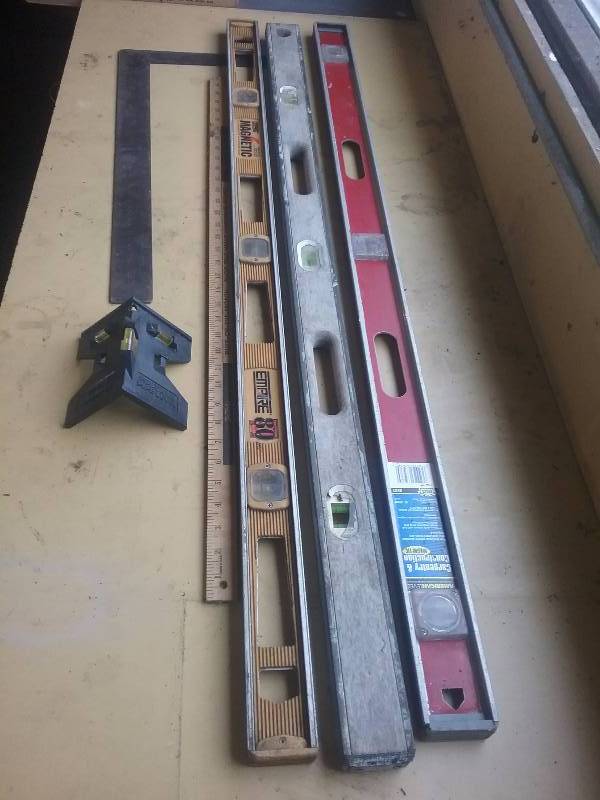 lot 117 image: Lot - 4ft Levels, Square, 4x4 Post Level