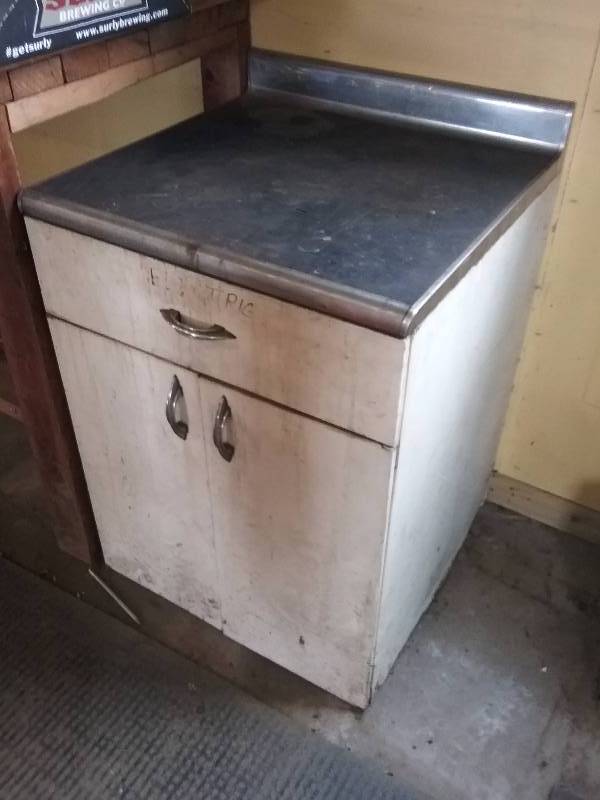 lot 132 image: Metal Cabinet, 24x24x32