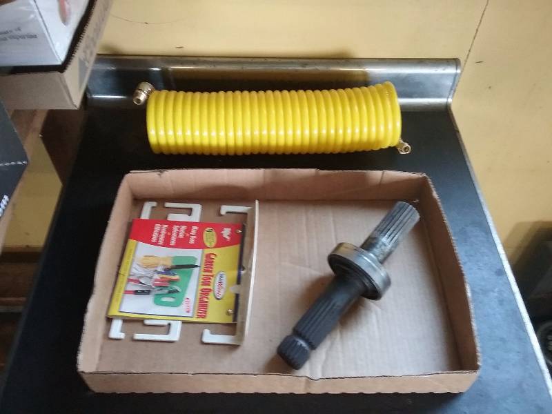 lot 134 image: Lot - 1000 RPM PTO Shaft for Oliver Tractor & Recoil Air Hose