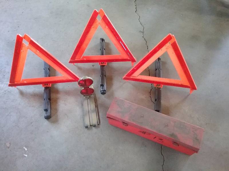 lot 143 image: Truck Emergency Warning Triangle Kit