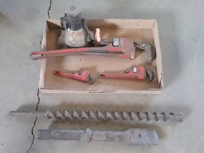lot 154 image: Lot - Bottle Jack, Pipe Wrenches, Misc