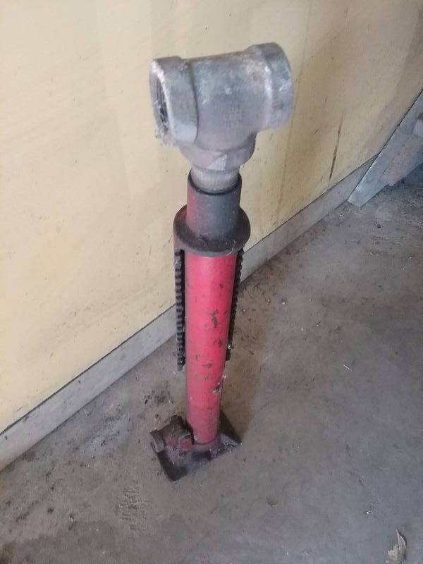 lot 189 image: 2FT Bottle Jack