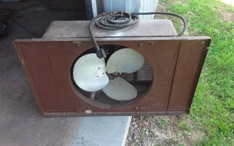lot 6 image: Metal Window Fan, 20x33